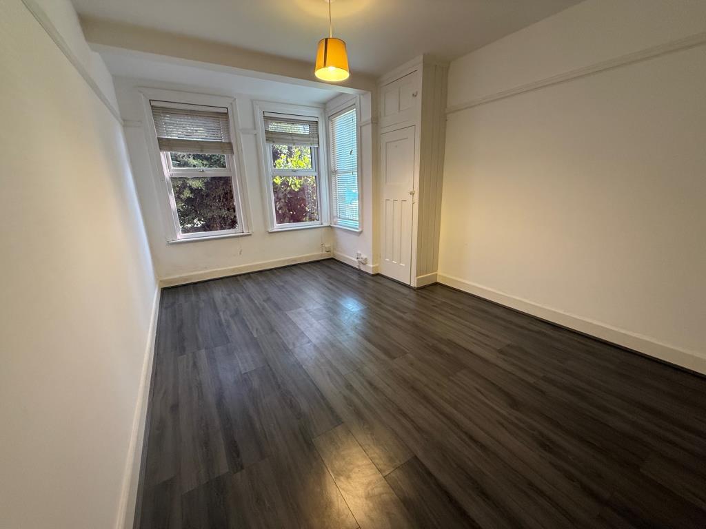 Lot: 93 - GROUND FLOOR APARTMENT WITH DIRECT ACCESS TO COMMUNAL GARDENS - Bedroom come reception space